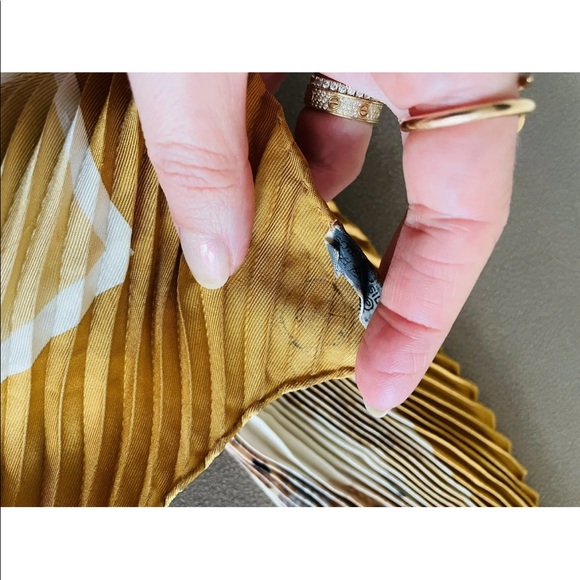 AUTHENTIC HERMES WOMENS PLISSE SILK SCARF - Picture 6 of 11